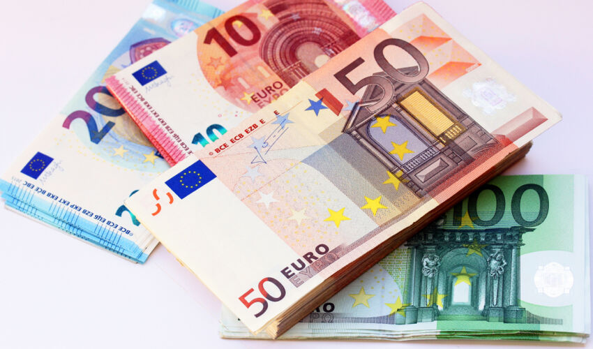 Trecerea prematură a Ucrainei la moneda euro: mai multe riscuri decât beneficii