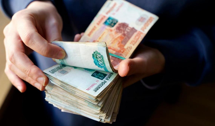 Rușii retrag în masă numerar bani