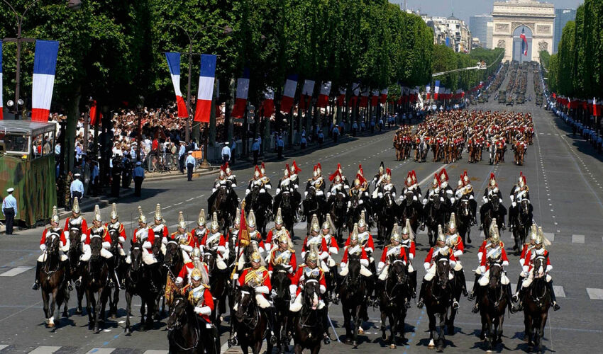 Soldații din compania de gardă de onoare se îndreaptă spre Paris Ziua cuceririi Bastiliei