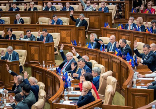 Parlamentul solicită premierului un raport privind creșterea prețului carburanților