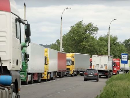 Фуры скопились у границ ЕС Фуры скопились у границ ЕС