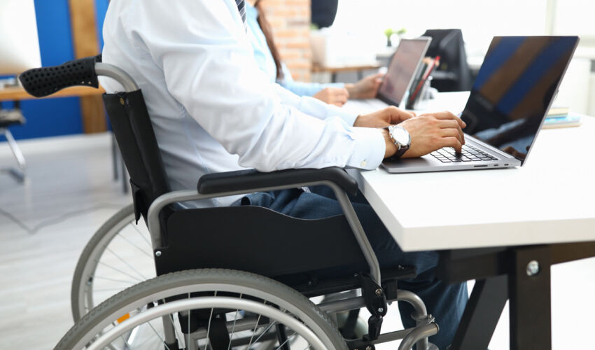 o persoană cu handicap la locul de muncă