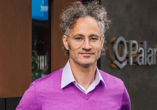 Palantir și-a dublat aproape cifra de afaceri trimestrială, revizuind în creștere previziunile pentru anul 2026 Palantir și-a dublat aproape cifra de afaceri trimestrială, revizuind în creștere previziunile pentru anul 2026