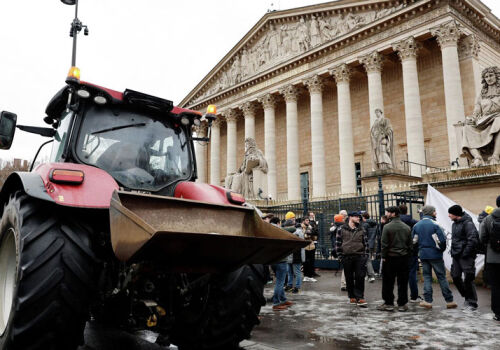 Agricultorii francezi protestează la Paris Agricultorii francezi protestează la Paris