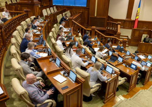 Deputații au susținut în prima lectură vânzarea cartelelor SIM în baza buletinului