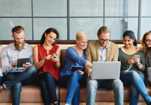 Internet în loc de muncă: persoanele cu vârste cuprinse între 24 și 35 de ani sunt cele mai predispuse să fie online