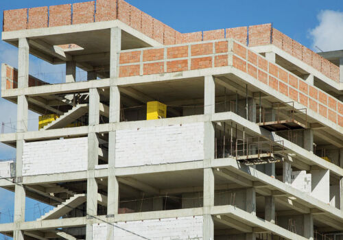 Declinul în sectorul construcțiilor continuă