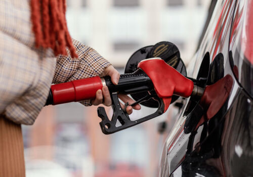 Prețul carburanților continuă să crească