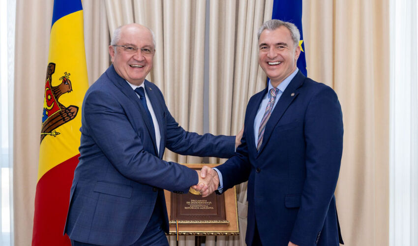 Lui Alexandru Munteanu și lui Eugeniu Osmokescu