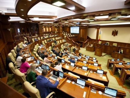 Парламент начал работу без спикера и оппозиции Парламент начал работу без спикера и оппозиции