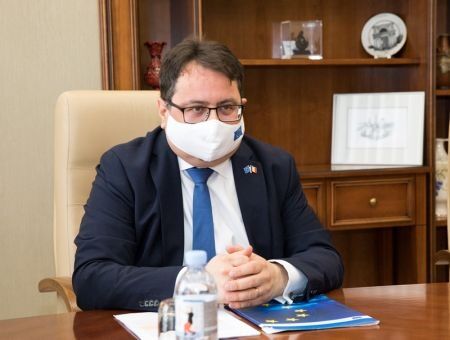 ЕС требует «чистое правительство»