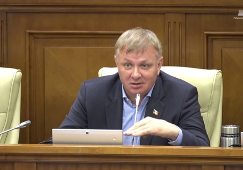 Constantin Cuimju a acuzat majoritatea parlamentară de haos legislativ: „Legile sunt adoptate mai repede decât reușesc deputații să le citească” Constantin Cuimju a acuzat majoritatea parlamentară de haos legislativ: „Legile sunt adoptate mai repede decât reușesc deputații să le citească”
