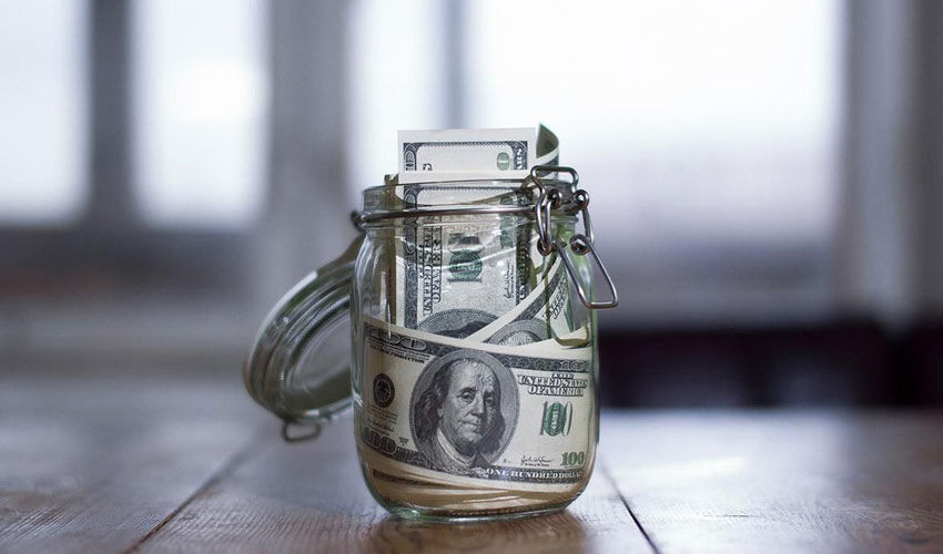 Население предпочитает хранить деньги дома