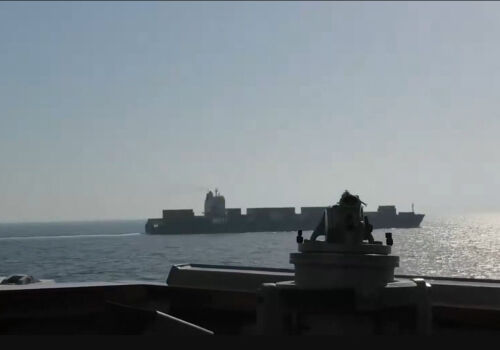 SUA sechestrează o navă de marfă iraniană, Strâmtoarea Ormuz rămâne închisă