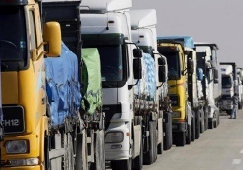 Căldura a blocat camioanele: la granița dintre Moldova și România s-au format cozi de camioane