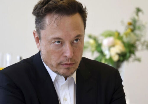 Ilon Musk a sprijinit un politician britanic în favoarea deportării în masă a migranților Ilon Musk a sprijinit un politician britanic în favoarea deportării în masă a migranților