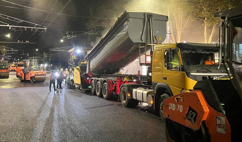 Road workers are repairing the Hîncești Highway and Gagarin Boulevard road repair