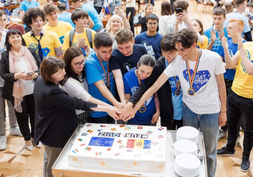 Peste 800 de echipe școlare vor concura pentru premiul „EuroQuiz Moldova 2026”