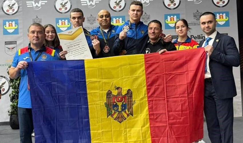 A duet on the pedestal A duet on the pedestal