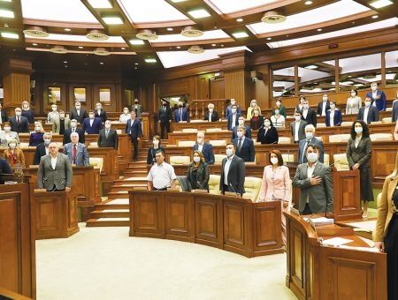 Парламент вернулся к работе