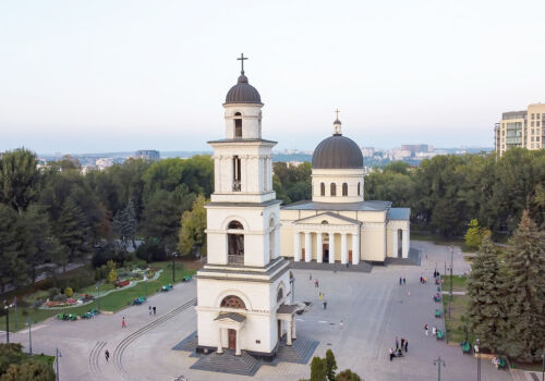 У Кафедрального собора столицы высадили новую Аллею дружбы У Кафедрального собора столицы высадили новую Аллею дружбы