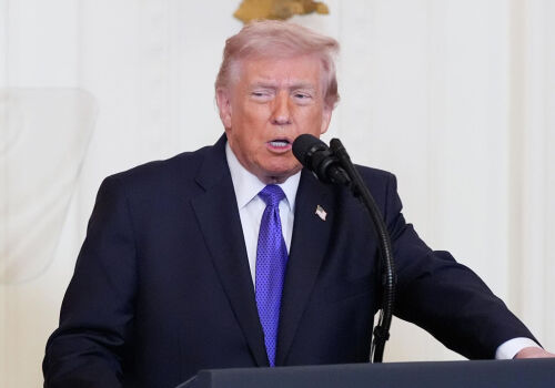 WSJ: Trump vrea să pună capăt războiului cu Iranul înainte de vizita sa la Beijing WSJ: Trump vrea să pună capăt războiului cu Iranul înainte de vizita sa la Beijing