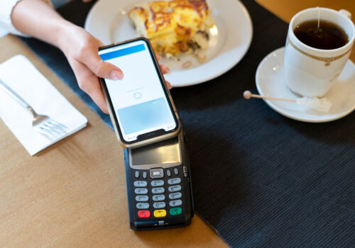 Министр финансов призвал официантов и курьеров переходить на чаевые через MIA Министр финансов призвал официантов и курьеров переходить на чаевые через MIA