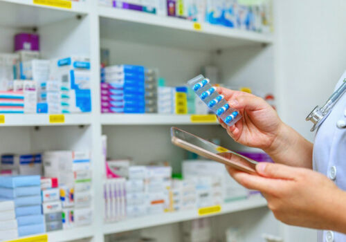 Запасы лекарств возьмут под контроль