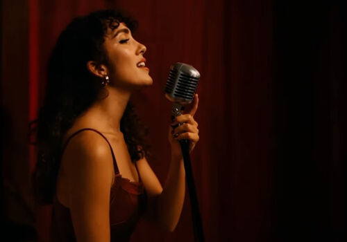 Prima cântăreață cu inteligență artificială din România face furori pe internet Prima cântăreață cu inteligență artificială din România face furori pe internet