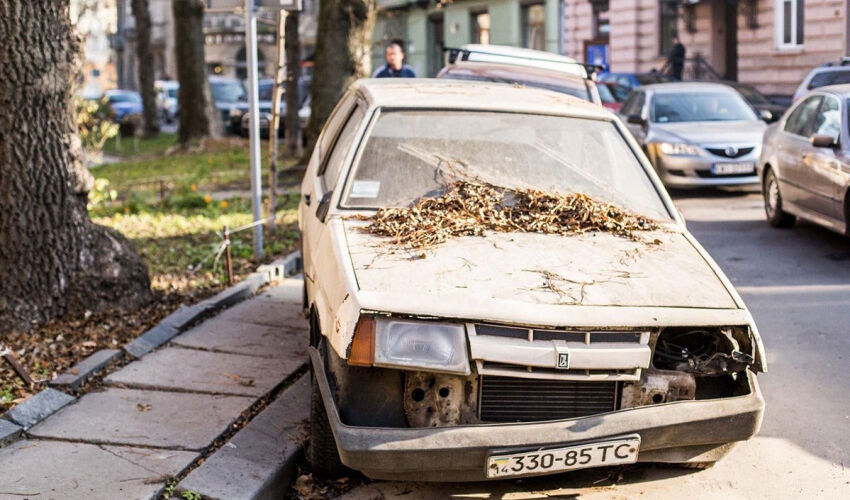 заброшенный автомобиль