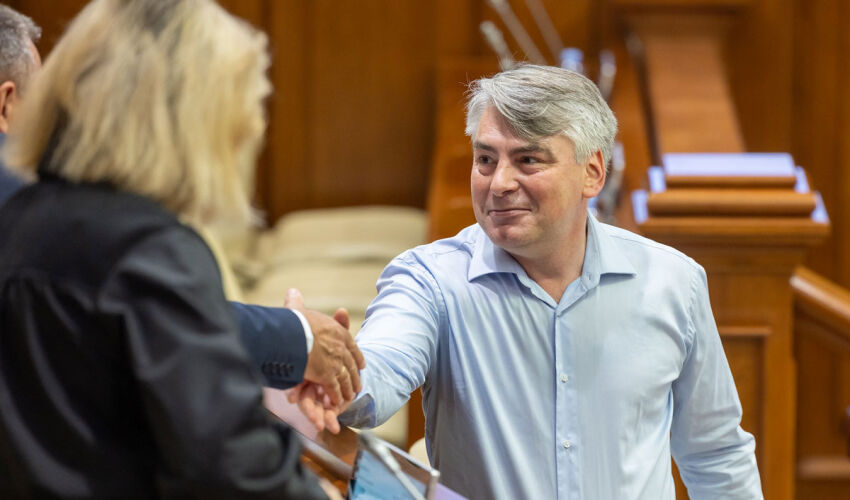 Un proiect de lege care reglementează farmaciile virtuale, aprobat în prima lectură Adrian White