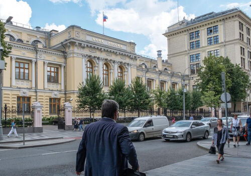 Banca Rusiei a redus în mod neașteptat rata dobânzii de referință la 14%