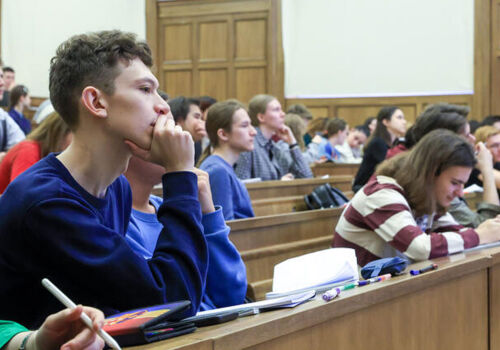 Viitorii studenți scot bani din buzunar încă la înscriere