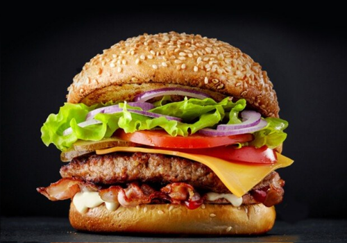 Burgerul nu mai este ieftin: McDonald’s și concurenții săi reintroduc meniurile ieftine