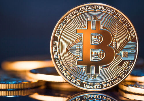 Биткоин приближается к отметке $63 000 на фоне ударов США и Израиля по Ирану