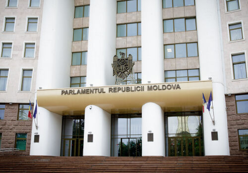 Parlamentul va examina proiectul de lege privind posibilitatea prelungirii stării de urgență până la 90 de zile