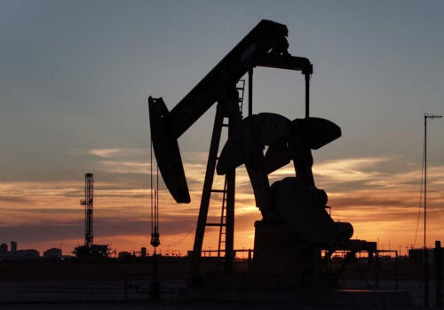 Prețurile petrolului au început să crească pe fondul reluării atacurilor dintre SUA și Iran