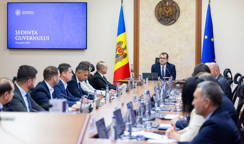Guvernul amână majorarea salariilor bugetarilor și oferă compensații unice temporare ședința de guvern
