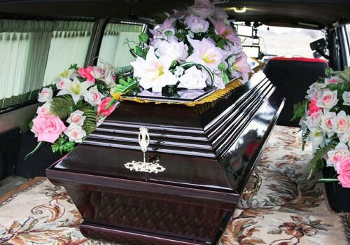 Предприниматель из Будешть делает гробы и экспортирует их в Европу