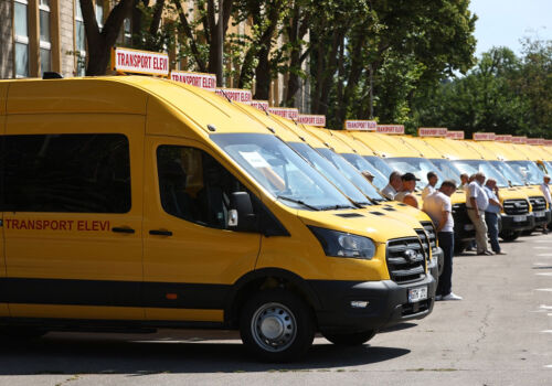 Guvernul a achiziționat 57 de microbuze pentru transportarea elevilor