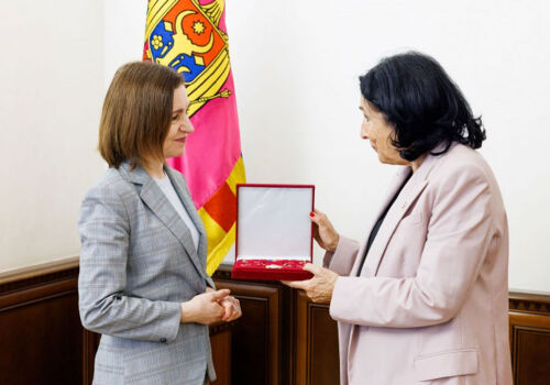 Președinta Maia Sandu s-a întâlnit cu Salomé Zourabichvili și i-a înmânat „Ordinul Republicii”