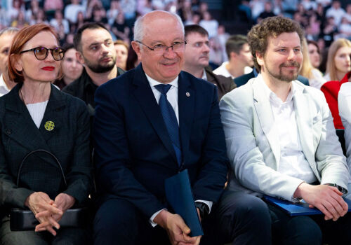 „Adevărata comoară este acasă”: premierul i-a îndemnat pe absolvenți să aleagă să învețe acasă „Adevărata comoară este acasă”: premierul i-a îndemnat pe absolvenți să aleagă să învețe acasă