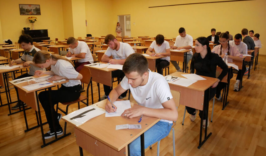 se desfășoară examenul
