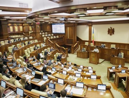 Парламент продолжает игнорировать оппозицию