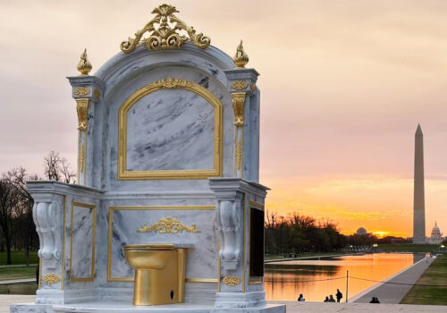 Un tron de aur pentru Trump: instalație scandaloasă la Memorialul Lincoln