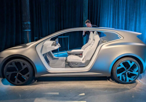 Lucid a anunțat robotaxi Lunar cu două locuri pentru flote comerciale