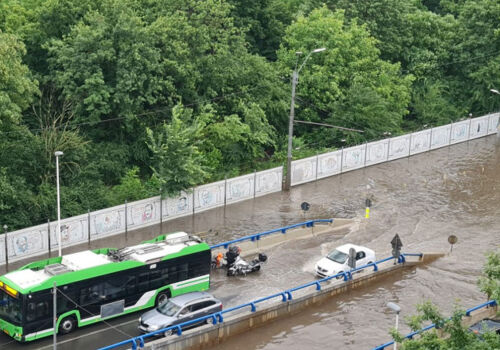 După o caniculă de 40 de grade, România a fost lovită de o furtună puternică: o persoană și-a pierdut viața