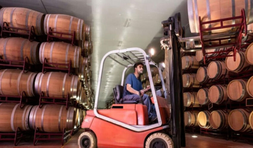 Wine balk: white is in price, red is in stock Wine balk: white is in price, red is in stock