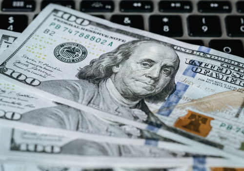 Dolarul a început săptămâna cu o întărire