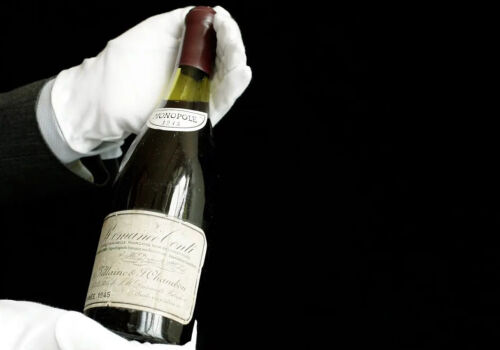 O sticlă rară de vin din 1945 a stabilit un nou record de preț la licitație